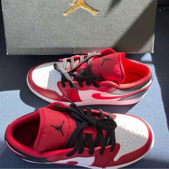Air Jordan 1 Low, Big Kids' Shoes
White/Black/Gym Red
Size 6Y - Picture 2 of 5